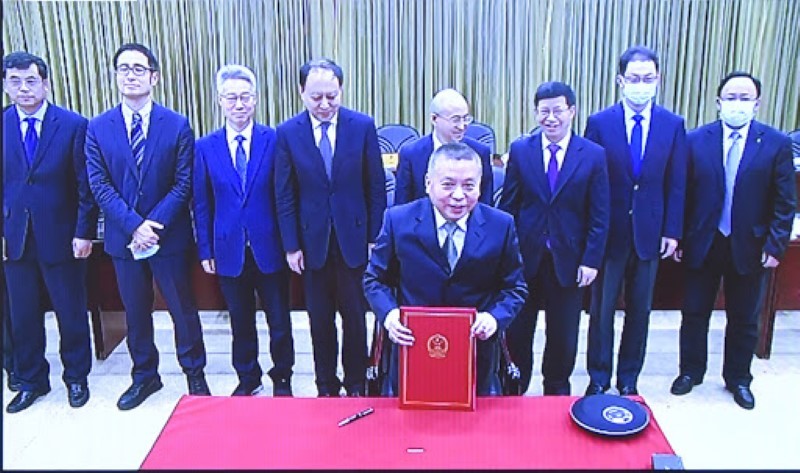 Hình ảnh được Cơ quan Vũ trụ Quốc gia Trung Quốc (CNSA) chia sẻ cho thấy buổi ký kết biên bản ghi nhớ trực tuyến giữa Trung Quốc và Nga để xây dựng một cơ sở chung trên Mặt trăng.