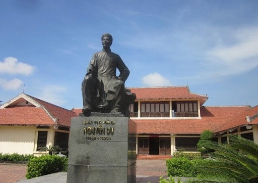Tượng đại thi hào Nguyễn Du tại khu lưu niệm ở quê hương Nghi Xuân, Hà Tĩnh của ông. Ảnh: ITN.