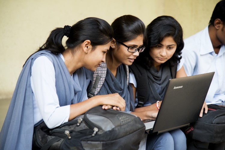 Sinh viên Ấn Độ học trực tuyến.