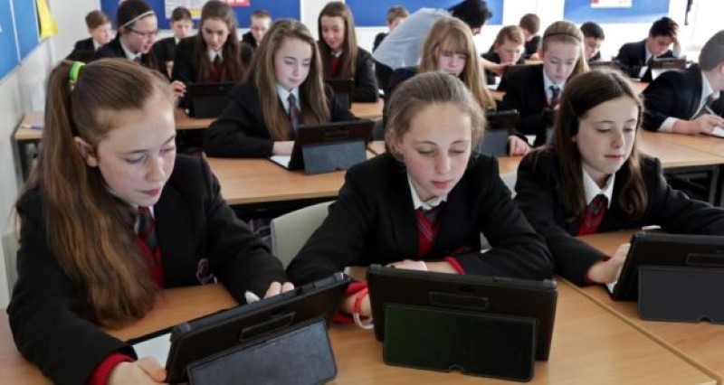 Trẻ em Ireland học bằng máy tính bảng.