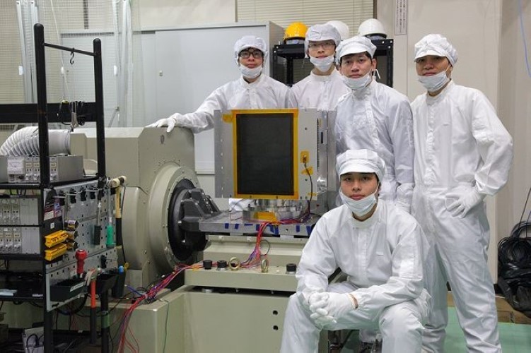 Nhóm kỹ sư trẻ của Việt Nam bên sản phẩm vệ tinh MicroDragon. Ảnh do Trung tâm Vũ trụ Việt Nam cung cấp