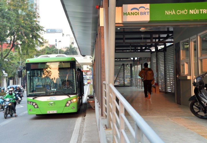 Buýt nhanh BRT lèo tèo khách vẫn chạy.