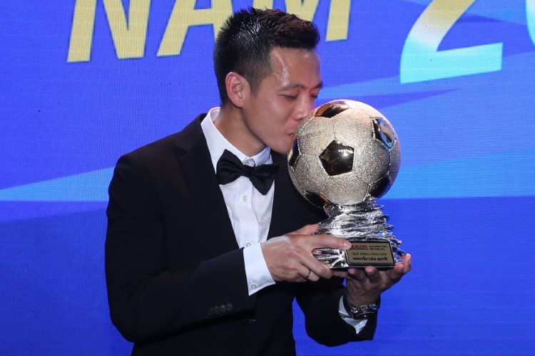 Tiền đạo Nguyễn Văn Quyết nhận danh hiệu Quả bóng Vàng Việt Nam 2020.