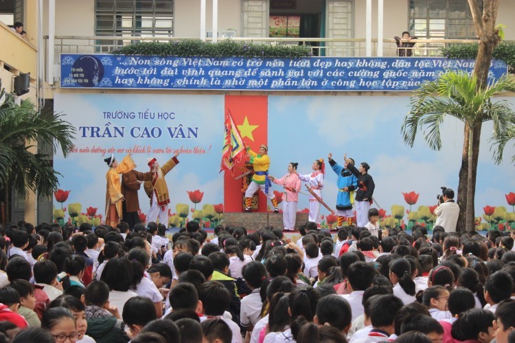 Một trích đoạn tuồng được Nhà hát Tuồng Nguyễn Hiển Dĩnh biểu diễn tại các trường học.