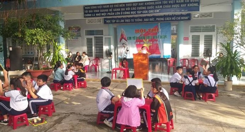 Học sinh Trường Tiểu học Ninh Hiệp 3 sinh hoạt ngoại khóa tuyên truyền về biển đảo.
