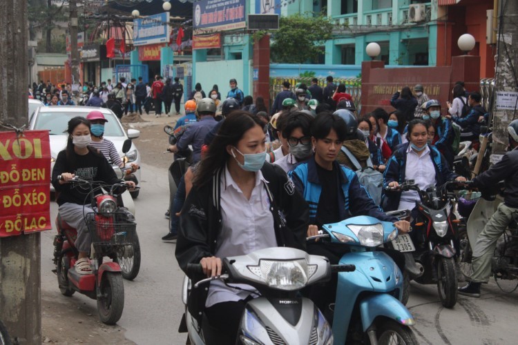 Một số học sinh trên địa bàn TP Hà Nội điều khiển xe máy khi chưa đủ tuổi và được cấp GPLX. 