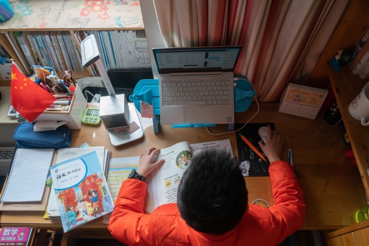 Học sinh tiểu học tại Trung Quốc học trực tuyến tại nhà.