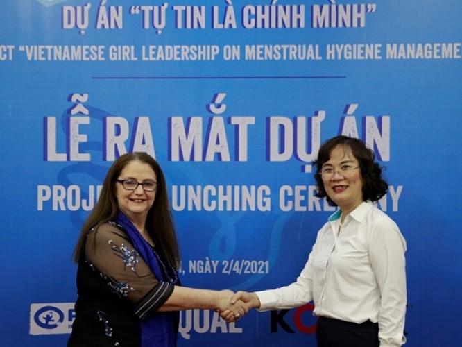 Bà Sharon Kane - Giám đốc Quốc gia Plan Việt Nam (trái) và bà Trương Thị Thu Thủy - Trưởng ban Gia đình - Xã hội, Hội Liên hiệp Phụ Nữ Việt Nam.