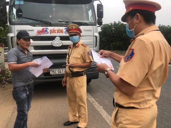 Lực lượng CSGT Quảng Trị xử lý lái xe vi phạm lỗi chở hàng quá tải.