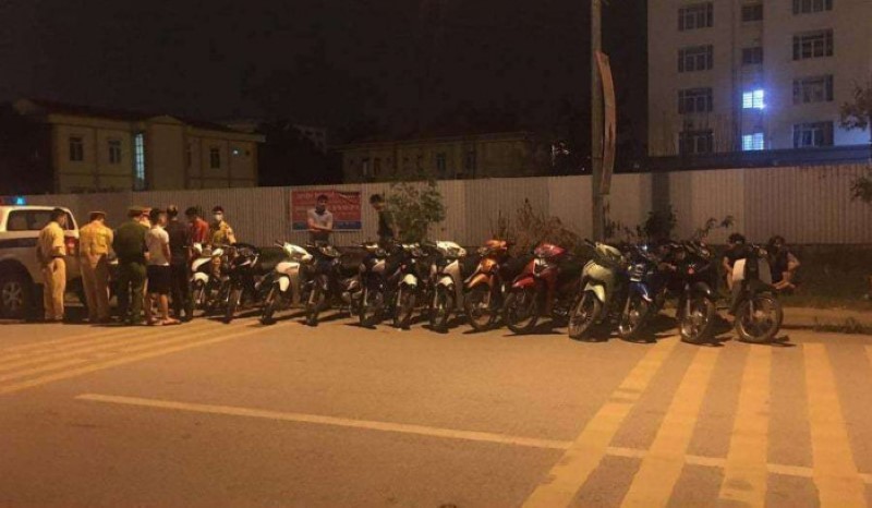Công an huyện Mê Linh (TP Hà Nội) xử lý nhóm thanh thiếu niên đua xe trái phép.
