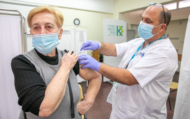 Người dân thế giới tham gia tiêm chủng vắc-xin phòng Covid-19.