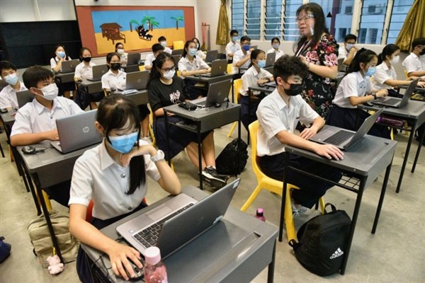 Học sinh Singapore học trên nền tảng trực tuyến SLS.