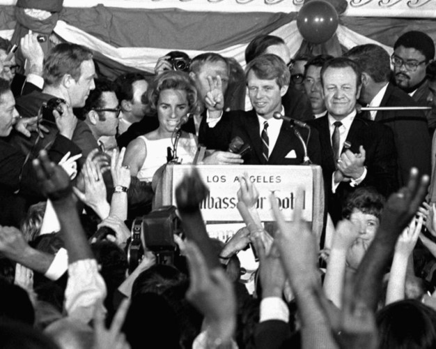 Thượng nghị sĩ Robert F. Kennedy nói chuyện trước đám đông ủng hộ mình vài phút trước khi bị ám sát. 