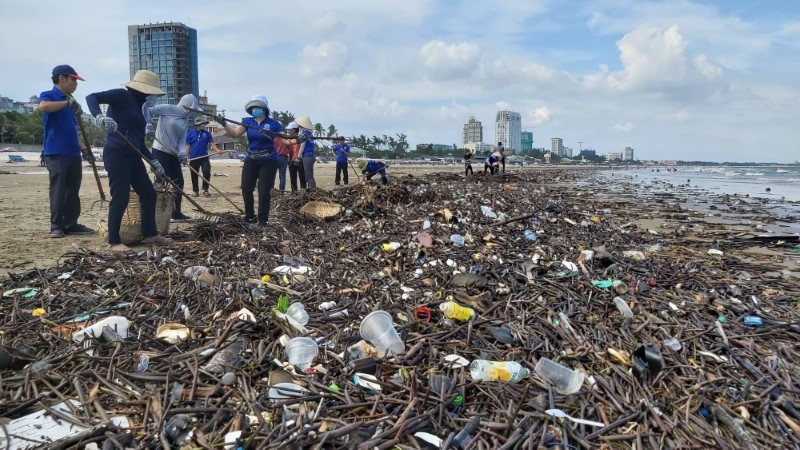 Người dân TP Vũng Tàu dọn rác thải nhựa tại bãi biển.