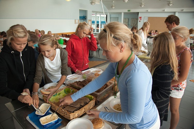 Học sinh Phần Lan ăn trưa miễn phí tại trường.