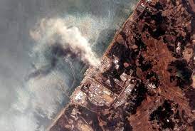Cột khói bốc ra từ nhà máy điện hạt nhân Fukushima sau thảm họa năm 2011.