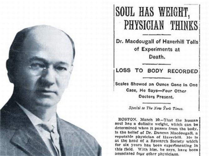 Bác sĩ Duncan MacDougall và bài báo viết về thí nghiệm cân linh hồn của ông.