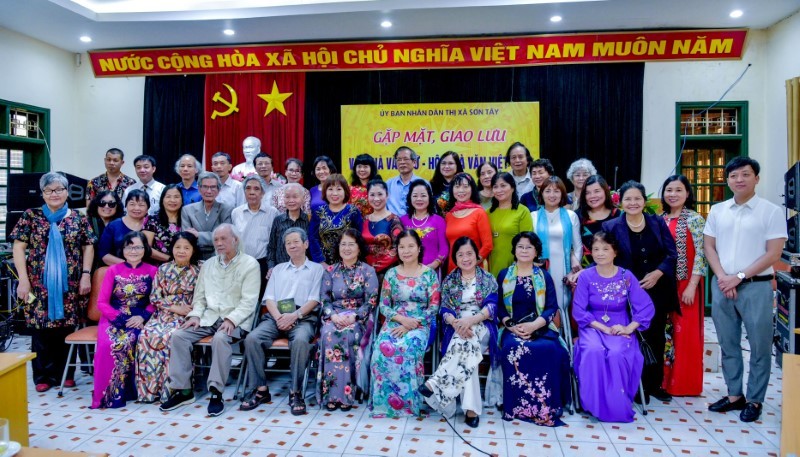 Đoàn nữ nhà văn, nhà thơ Hội Nhà văn Việt Nam giao lưu với UBND thị xã Sơn Tây và văn sĩ Sơn Tây.