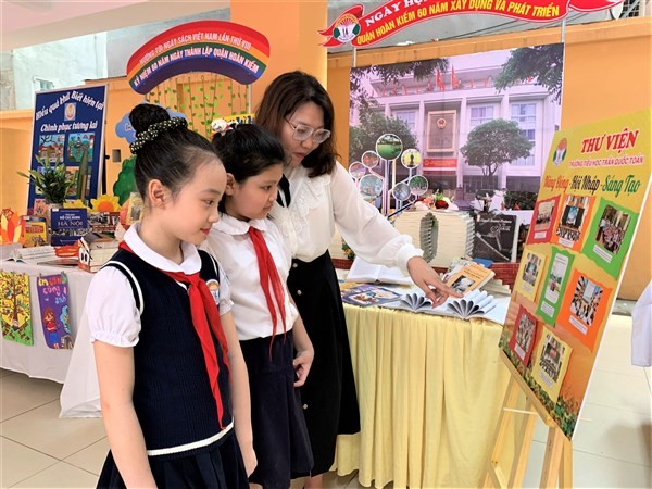 Cô Nguyễn Ngọc Linh hướng dẫn học sinh tìm hiểu về sách.