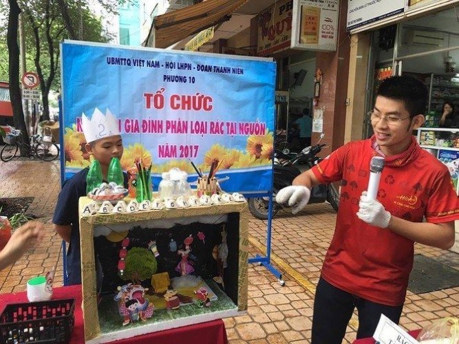 Nguyễn Vạn Tiến thường phối hợp tổ chức các hoạt động tuyên truyền phân loại rác thải cho trẻ em. Ảnh: NVCC