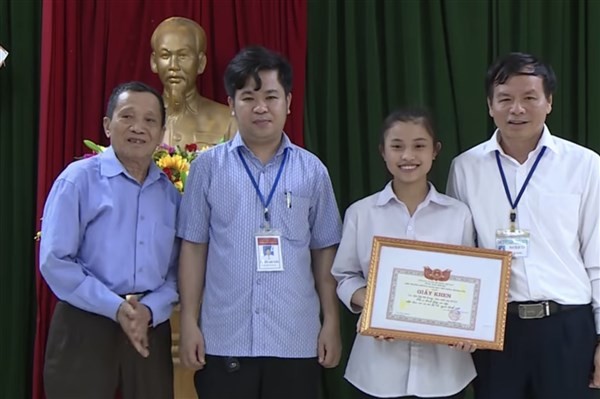 BGH Trường THPT Hương Khê tặng Giấy khen cho em Bùi Thị Mỹ Dung.