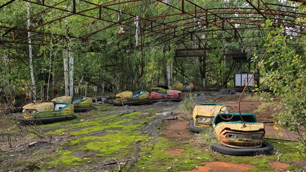 Tàn tích của một khu vui chơi dành cho thiếu nhi trước đây tại Chernobyl.