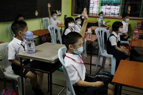 Học sinh Malaysia đeo khẩu trang phòng dịch trong lớp học.