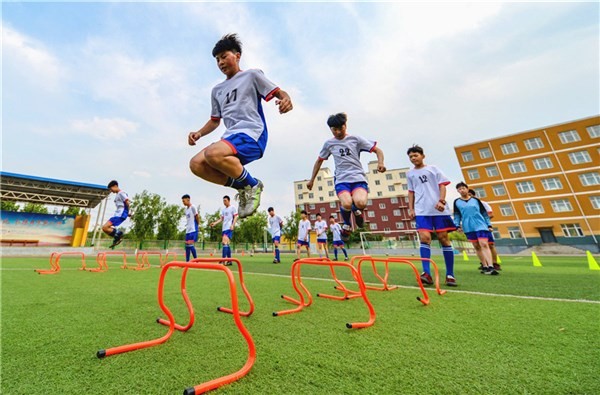Học sinh Trường Trung học Jingdian rèn luyện thể thao.