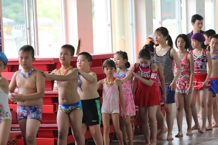 Nhiều trường học đưa dạy bơi vào môn chính khóa.