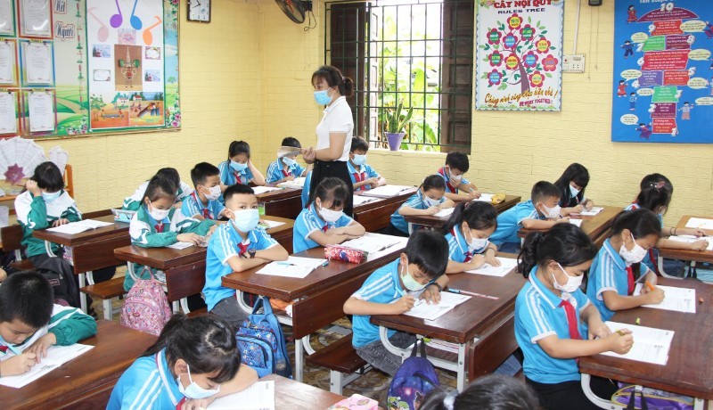 Học sinh Trường Tiểu học Phong Khê trong ngày đầu trở lại trường học.