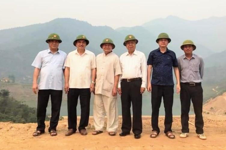 Ông Nguyễn Công Nuôi (thứ 3 bên trái) cùng lãnh đạo tỉnh Điện Biên thăm dự án Hồ chứa nước Ảng Cang, huyện Mường Ảng.