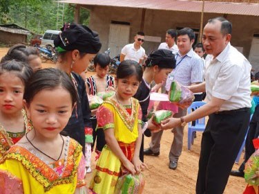 Ông Phạm Tuấn Anh trao quà cho HS Trường Tiểu học thôn Nà Pầu.