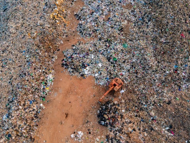 Nhiều đồ thải nhựa không được xử lý bị đổ ra bãi rác.