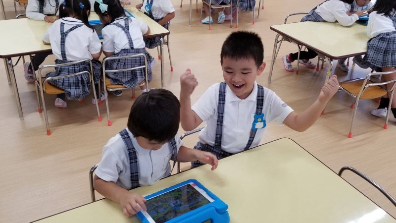 Học sinh Nhật Bản làm quen với máy tính bảng.
