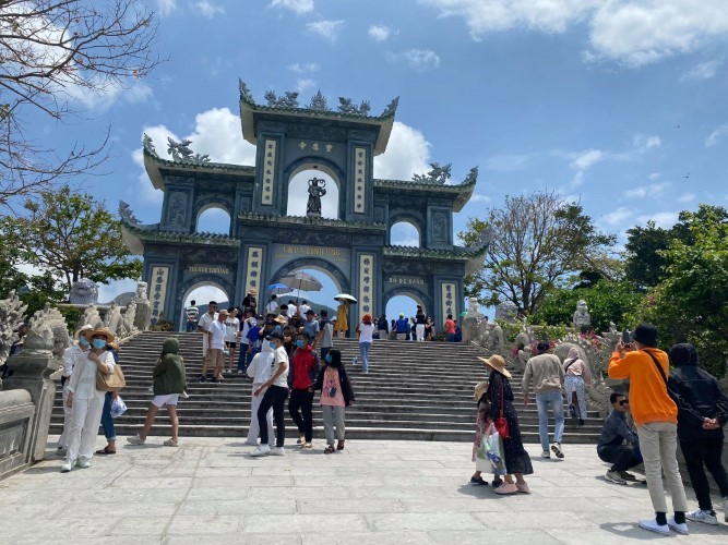 Du khách tham quan chùa Linh Ứng ở bán đảo Sơn Trà (TP Đà Nẵng) vào dịp lễ 30/4 và 1/5.