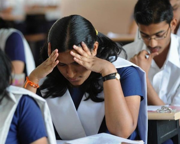 Học sinh Ấn Độ lo lắng khi Kỳ thi vào 10 bị hủy.