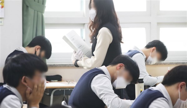 Học sinh Hàn Quốc đeo khẩu trang trong giờ học.