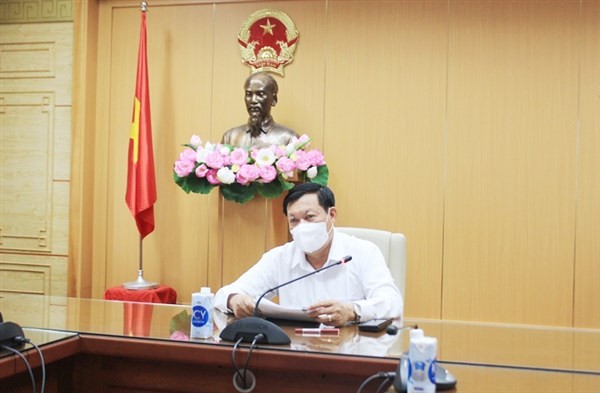 Thứ trưởng Đỗ Xuân Tuyên yêu cầu các bệnh viện thực hiện nghiêm quy tắc 5K. 	Ảnh: Bộ Y tế cung cấp