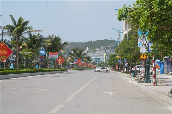 Đường phố Sầm Sơn vắng tanh.