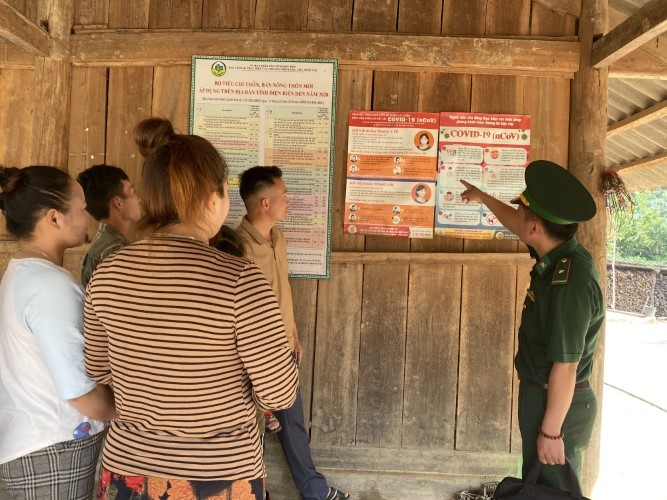 Bộ đội biên phòng hướng dẫn nhân dân bản Ca Hâu, xã Na Ư (huyện Điện Biên) thực hiện các bước khử khuẩn, phòng chống dịch Covid-19.