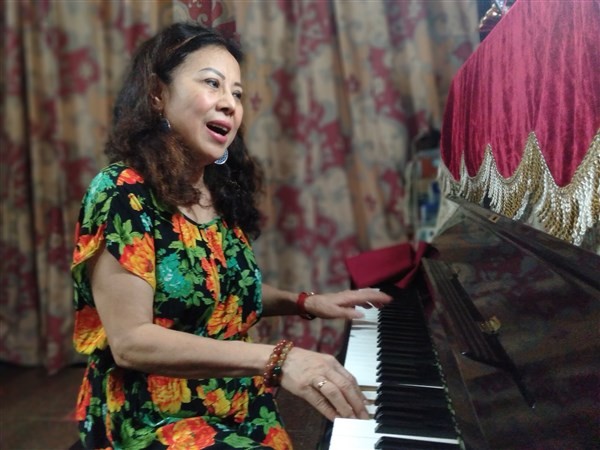 Ca sĩ Bích Việt luyện giọng bên cây đàn piano.