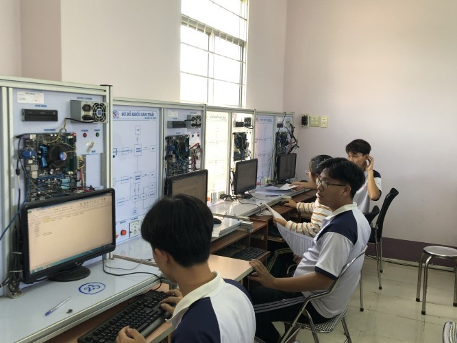 Một giờ học của học sinh Trung tâm GDTX huyện Kim Bôi (Hòa Bình).