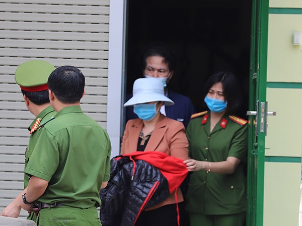 Cảnh sát áp giải bà Nguyễn Thị Kim An từ nhà riêng bị can này.
