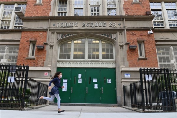 Trường học tại New York đóng cửa phòng Covid-19.