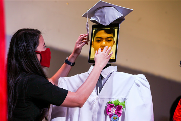 Robot thay học sinh Trường Trung học Cayetano Memorial, Philippines, nhận bằng tốt nghiệp năm 2020.