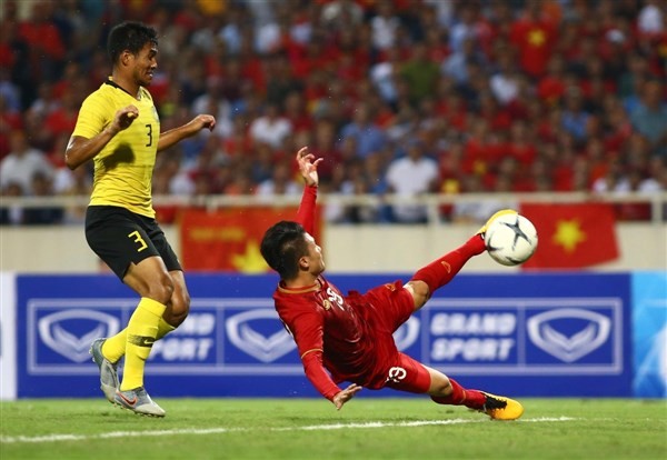 Malaysia (áo nhạt) quyết tâm đòi món nợ thua 0-1 trước đội tuyển Việt Nam.