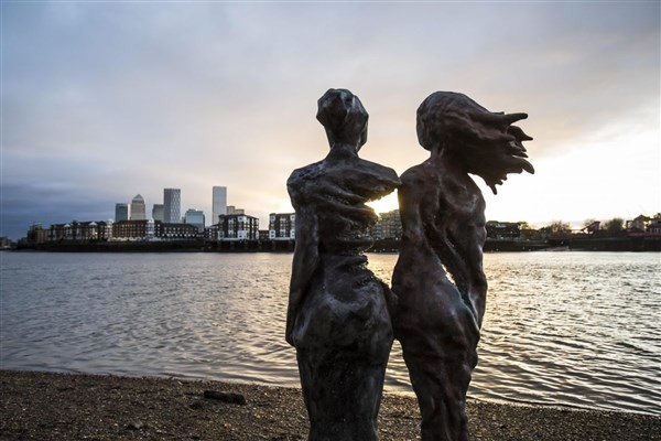 Bức tượng hai phụ nữ thể hiện tình bạn giữa Anne Bonny và Mary Read đặt trên đảo Burgh (Anh).