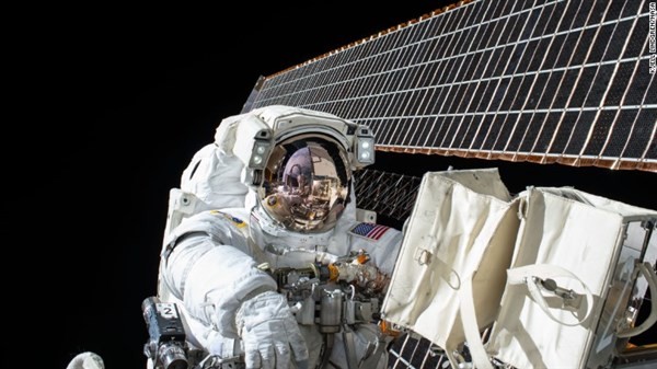 Kelly đã thực hiện một cuộc đi bộ ngoài không gian bên ngoài trạm vũ trụ vào ngày 6/11/2015.