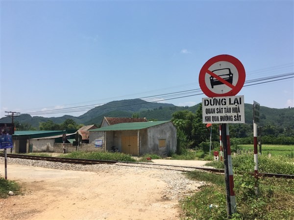 14 đường ngang qua đường sắt tại xã Đức Liên (huyện Vũ Quang) không có rào chắn, đèn tín hiệu cảnh báo…