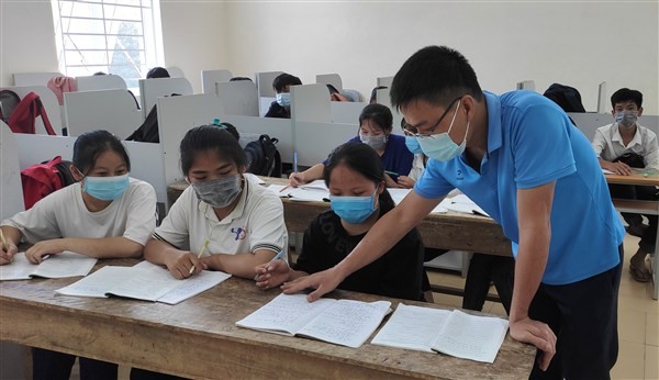 Thầy và trò Trường THCS Tân Phúc (Lang Chánh, Thanh Hóa) ôn luyện môn Tiếng Anh, chuẩn bị kỳ thi vào lớp 10.